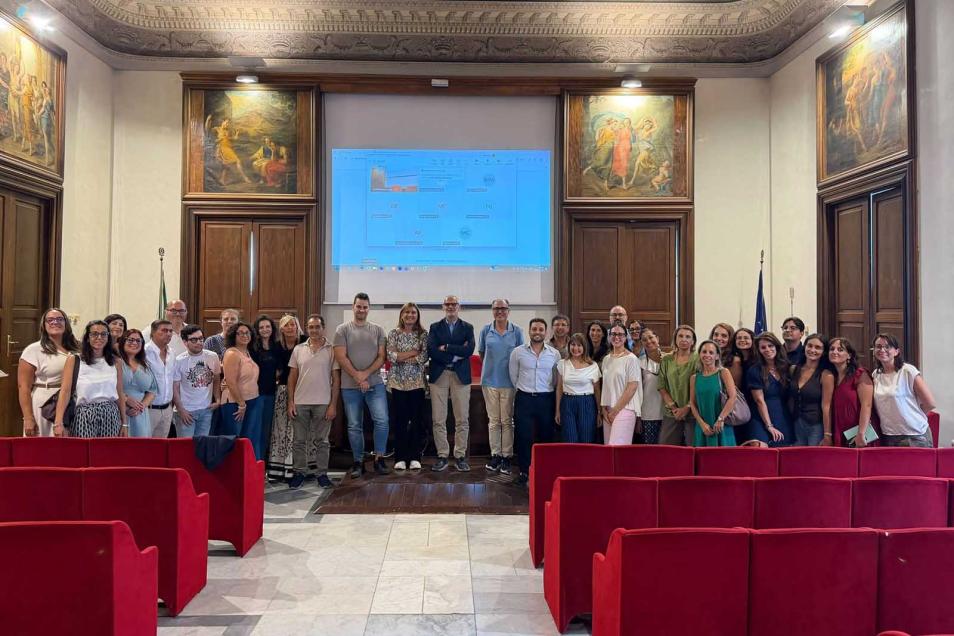 Il presidente del Tribunale di Catania, Mariano Sciacca, insieme con gli allievi del master